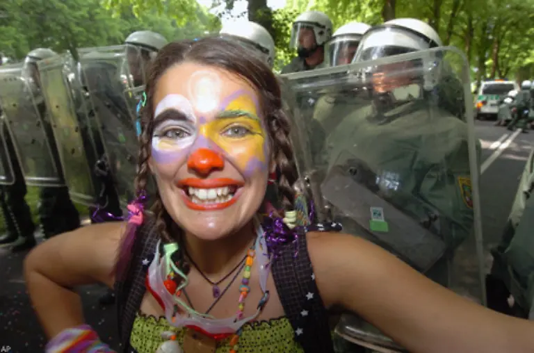 Und-wenn-die-Gipfelteilnehmer-dann-doch-mal-ganz-genau-in-die-Ferne-blickten-erspaehten-sie-vielleicht-ein-paar-Zaungaeste-Aber-Angst-musste-man-vor-der-bunten-Schar-in-der-Regel-nicht-haben