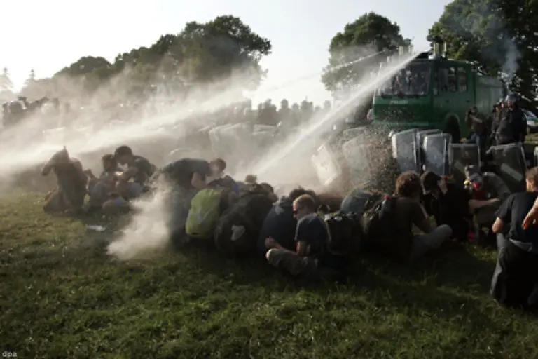 und-angesichts-der-Hitze-wurden-von-manchen-die-unfreiwilligen-Duschen-zur-willkommenen-Abkuehlung-genutzt
