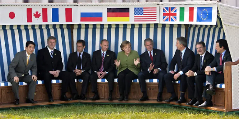 Aber-darauf-kam-es-ja-auch-nicht-an-Hauptsache-die-Maechtigen-der-Welt-fuehlen-sich-am-Abend-eines-anstrengenden-Gipfel-Tages-beim-Gruppenfoto-im-eigens-fuer-sie-angefertigten-Strandkorb-wohl