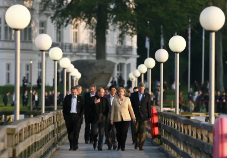 Dann-hiess-es-Frisch-gemacht-Krawatte-weg-raus