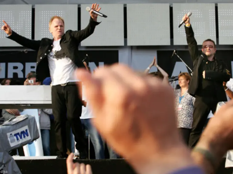 Von-ganz-weit-weg-drangen-zuweilen-Liedfetzen-zur-Abendgesellschaft-durch-Kinder-an-die-Macht-Oder-Zeit-dass-sich-was-dreht