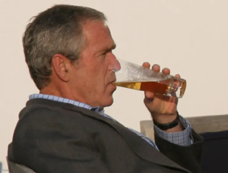 Bush-schenkte-sich-ein-natuerlich-alkoholfreies-Bier-ein