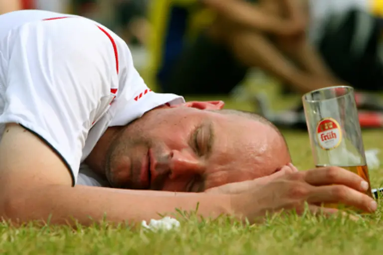 Das-Schnarchen-wird-u-a-durch-Alkohol-aber-auch-Fettsucht-und-eingeschraenkte-Nasenatmung-stark-beguenstigt