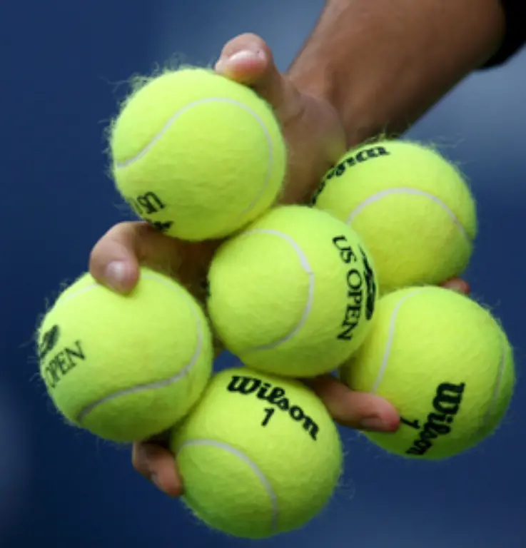 Man-kann-es-auch-mit-einem-eingenaehten-Tennisball-im-Ruecken-der-Schlafanzugjacke-versuchen-Der-verhindert-dass-sich-der-Schnarcher-auf-den-Ruecken-drehen-kann