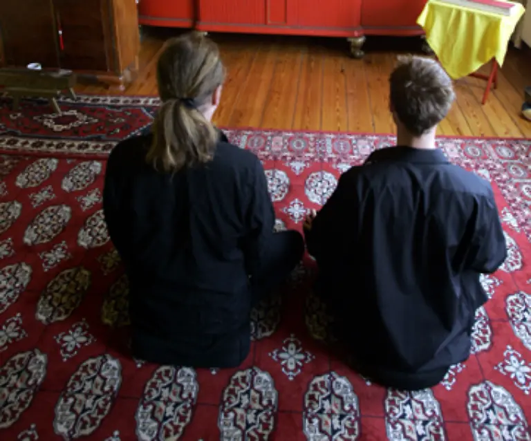 Ein-Geheimtipp-fuer-Schnarcher-ist-auch-eine-Meditation-der-Stille-und-des-geraeuschlosen-Schlafes-kurz-vor-dem-Schlafengehen-zu-machen