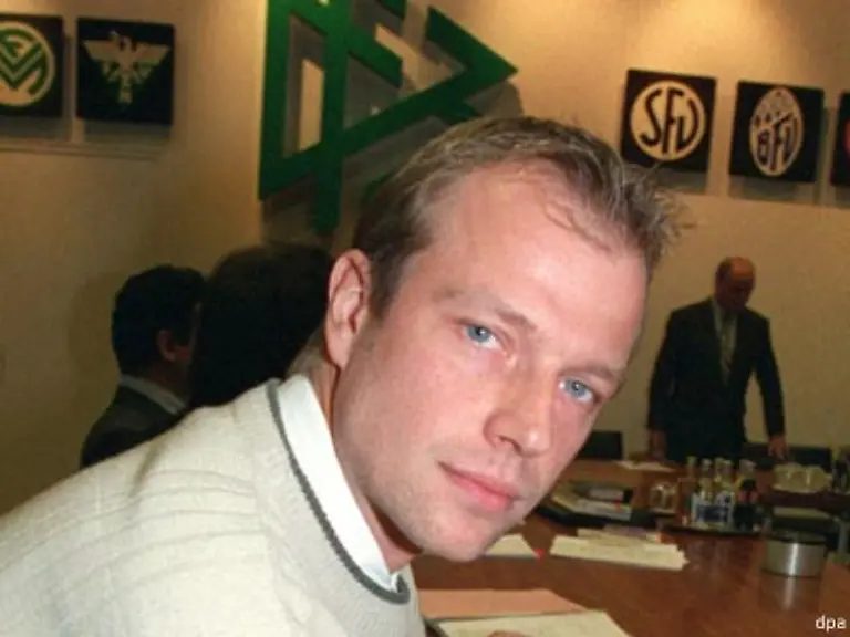 26-September-1998-Dem-Bochumer-Thomas-Ernst-wird-die-Einnahme-einer-Kreislauf-stabilisierenden-Substanz-nachgewiesen-Ernst-wird-freigesprochen-der-VfL-erhaelt-eine-Geldstrafe-von-80-000-Mark