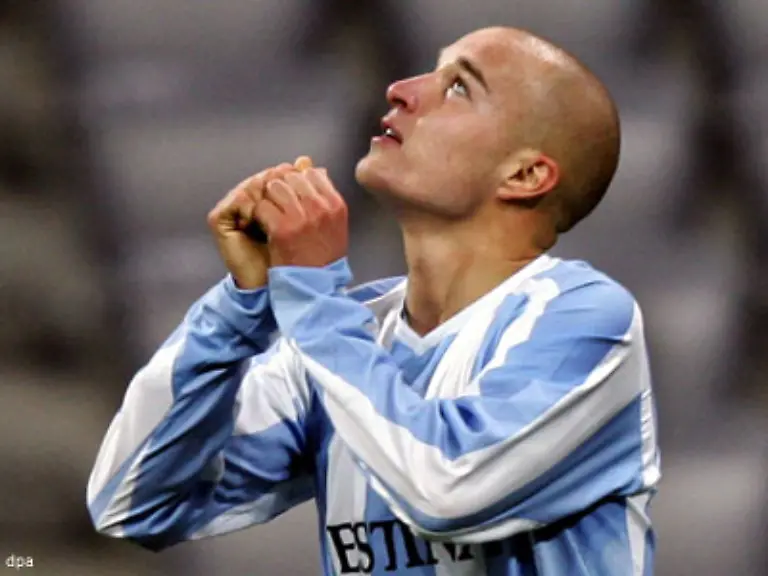 2-Dezember-2005-Nemanja-Vucicevic-1860-Muenchen-wird-vom-DFB-Sportgericht-nach-der-Einnahme-eines-Haarwuchsmittels-mit-der-verbotenen-Substanz-Finasterid-vom-DFB-Sportgericht-fuer-sechs-Monate-gesperrt