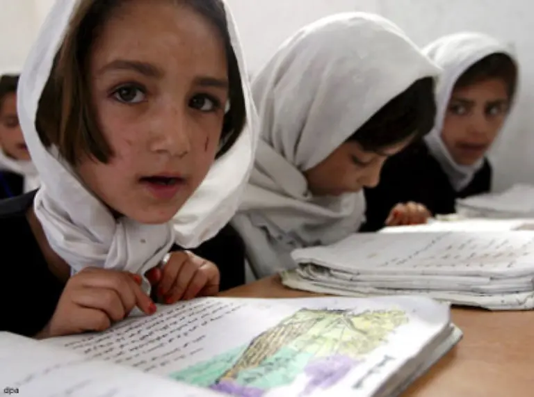 Um-die-UN-Millenniumsziele-zu-erreichen-wie-die-Beseitigung-von-extremer-Armut-und-Hunger-die-Reduzierung-der-Kindersterblichkeit-und-eine-universale-Grundschulausbildung-133