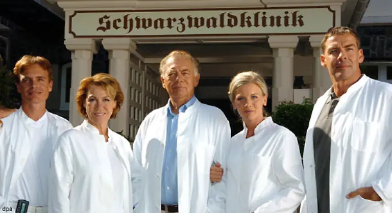 Professor-Brinkmann-ist-tot-Klausjuergen-Wussow-der-mit-der-Schwarzwaldklinik-beruehmt-wurde-starb-im-Alter-von-78-Jahren-Zuletzt-lebte-der-an-Demenz-erkrankte-Schauspieler-in-einem-Pflegeheim-bei-Berlin-Mehrfach-musste-er-auf-der-Intensivstation-behandelt-werden