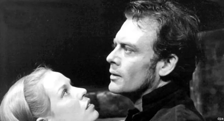 Von-1964-bis-1984-war-er-unter-Intendant-Claus-Peymann-am-Wiener-Burgtheater-Peymann-wollte-ihn-wegen-seiner-Fernsehrollen-allerdings-nicht-mehr-an-der-Burg-haben