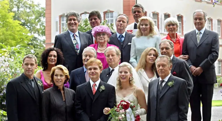 Auch-Barbara-Wussow-war-dabei-in-ihrem-Fall-allerdings-wieder-denn-sie-hatte-bereits-in-den-achtziger-Jahren-die-Schwester-Elke-gegeben-auf-dem-Bild-hinter-Gaby-Dohm