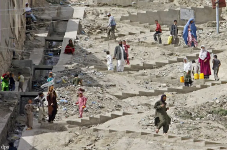 Praktisch-ist-die-Macht-der-Regierung-jedoch-auf-die-Hauptstadt-Kabul-beschraenkt-waehrend-der-Rest-des-Landes-in-der-Hand-verschiedener-regionaler-Kriegsherren-ist