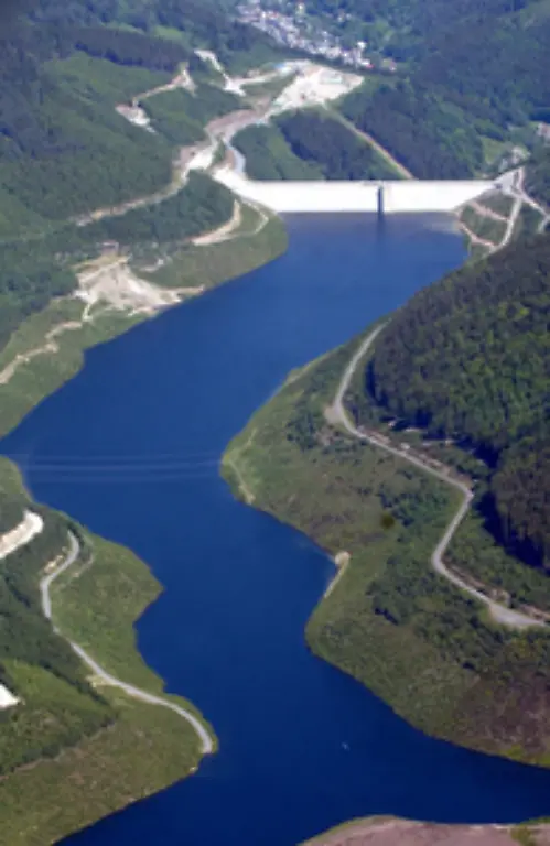 Zudem-hat-Wasser-die-Eigenschaft-das-Licht-verstaerkt-im-roten-sichtbaren-und-im-nahen-Infrarotbereich-zu-absorbieren-und-erscheint-deshalb-blau