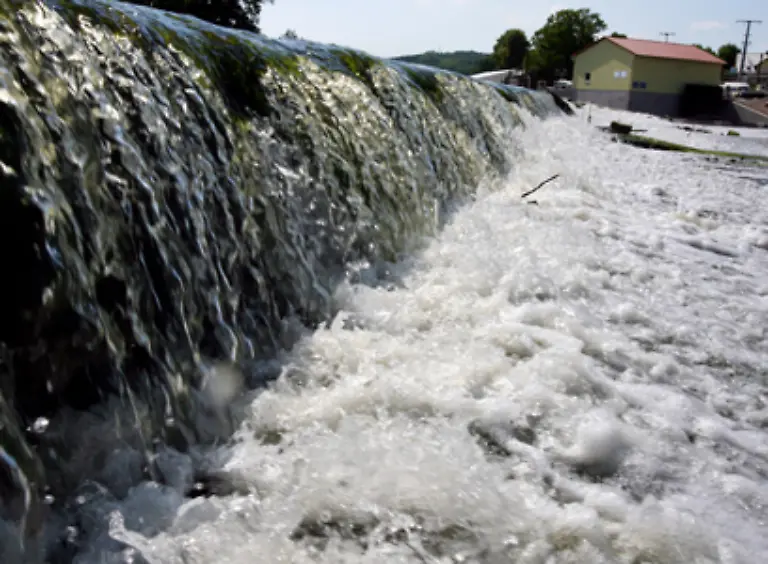 die-der-Mensch-mit-Hilfe-von-Wasserraedern-und-Muehlen-seit-der-Antike-zu-nutzen-weiss