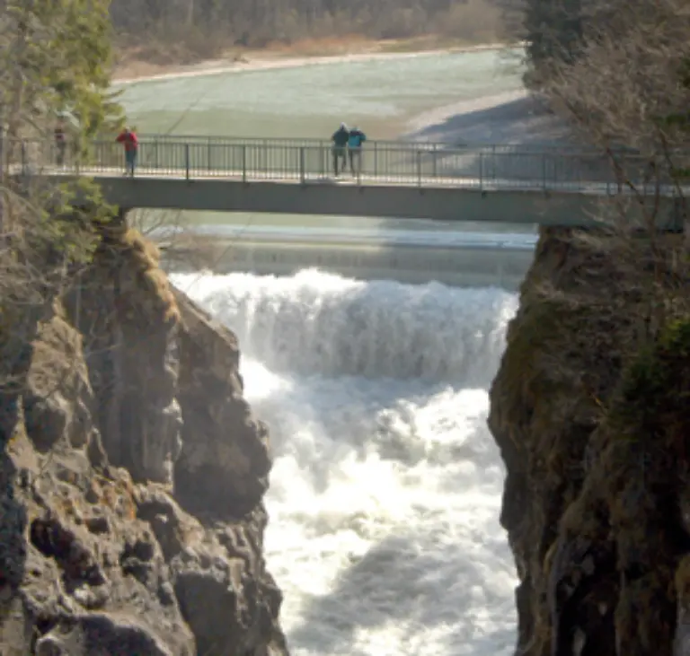 Wasserkraft-bezeichnet-die-Stroemungsenergie-von-fliessendem-Wasser