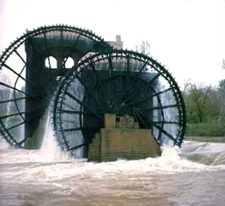 Mit-Hilfe-von-Wassermuehlen-und-Wasserraedern-wird-die-Energie-des-Wassers-in-mechanische-Energie-umgewandelt