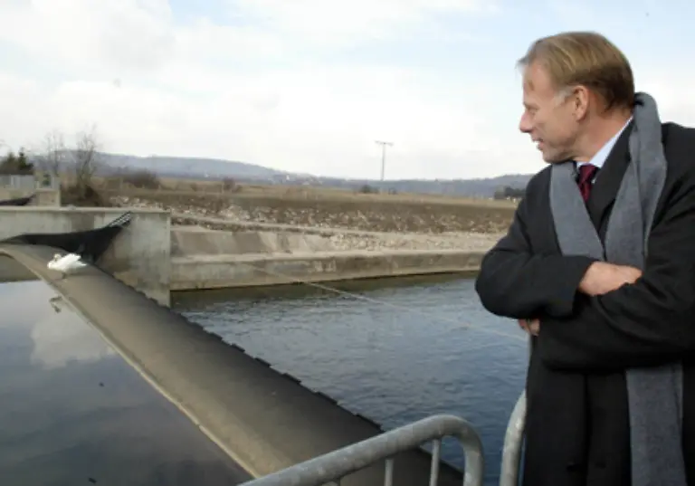Die-gewonnene-Energie-aus-Wasserkraftwerken-nimmt-damit-den-groessten-Anteil-der-erneuerbaren-Energien-ein-Der-ehemalige-Bundesumweltminister-Juergen-Trittin-am-Wasserkraftwerk-in-Rottenburg-Kiebingen