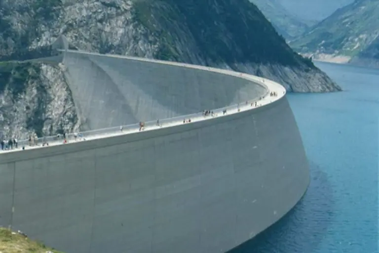 Zunaechst-einmal-muss-das-Wasser-in-Stauanlagen-zurueckgehalten-werden