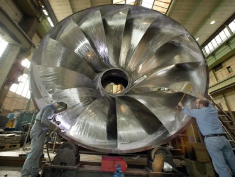 Die-Energie-des-Wassers-wird-somit-in-eine-Drehbewegung-der-Turbine-umgewandelt