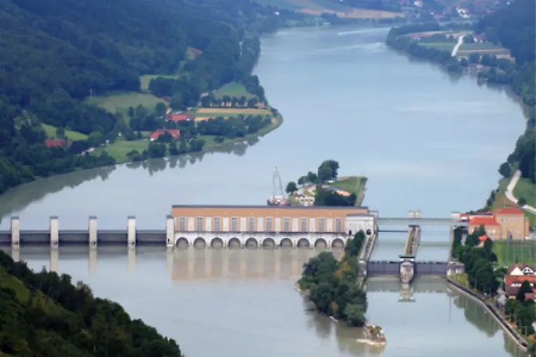 Wasserkraftwerke-haben-einen-hohen-Wirkungsgrad-Der-Strom-aus-Wasserkraft-steht-zudem-staendig-zur-Verfuegung