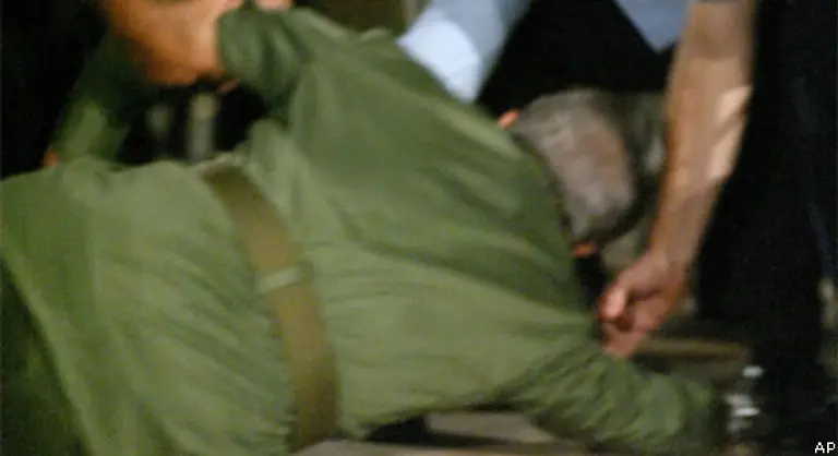 Castro-gestuerzt-titelten-viele-Medien-im-Oktober-2004-Politisch-war-das-nicht-gemeint-Castro-der-nach-eigener-Aussage-600-Anschlaege-ueberlebt-hatte-war-bei-einem-oeffentlichen-Auftritt-ins-Straucheln-geraten-und-eine-Stufe-heruntergefallen