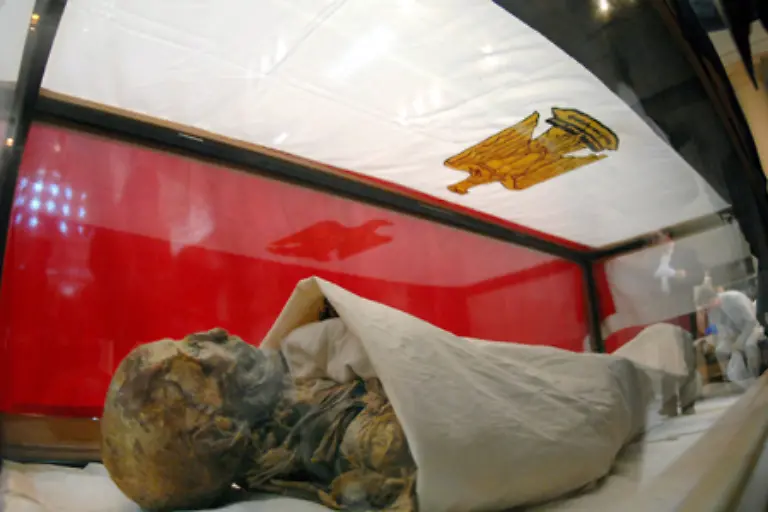 Die-Mumie-der-Koenigin-war-bereits-1903-in-einer-nicht-sehr-bedeutenden-Grabkammer-im-Tal-der-Koenige-gefunden-aber-damals-nicht-erkannt-worden