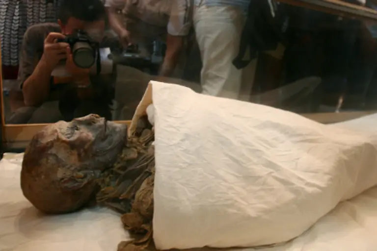 Die-altaegyptische-Koenigin-Hatschepsut-regierte-nach-dem-Tod-ihres-Gatten-Thutmosis-II-einige-Jahre-um-1500-v-Chr-Ihr-Name-bedeutete-soviel-wie-Die-erste-der-vornehmen-Damen-die-Amun-umarmt