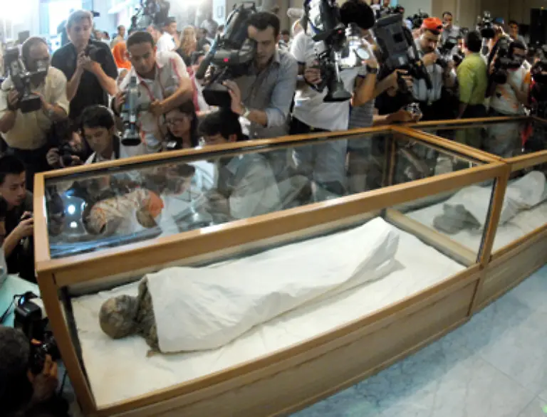 Hatschepsut-gilt-als-bedeutende-Herrscherin-im-Alten-Aegypten-Sie-gebar-zwei-Toechter-von-denen-nur-eine-namentliche-Erwaehnung-findet-Es-wird-vermutet-dass-die-andere-sehr-frueh-verstarb