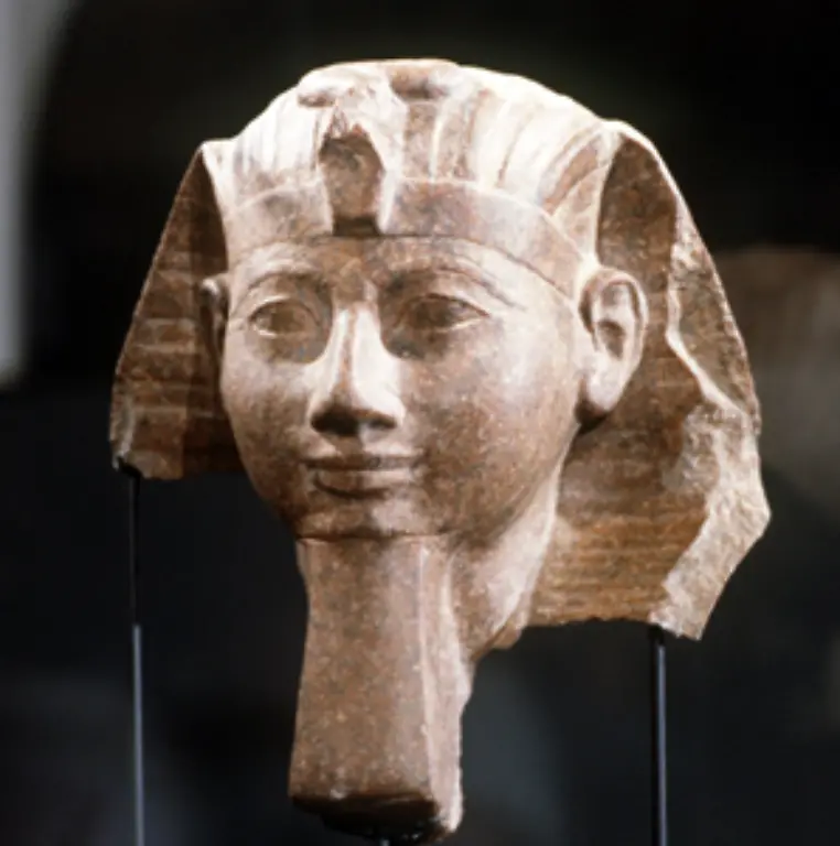 Bis-zum-Tod-ihres-Mannes-war-Hatschepsut-nur-eine-Regentin-Danach-uebernahm-sie-mit-allen-Attributen-eines-Pharaos-kuenstlicher-Zeremonialbart-das-Grossreich-dessen-Bluetezeit-sie-aktiv-mitgestaltete