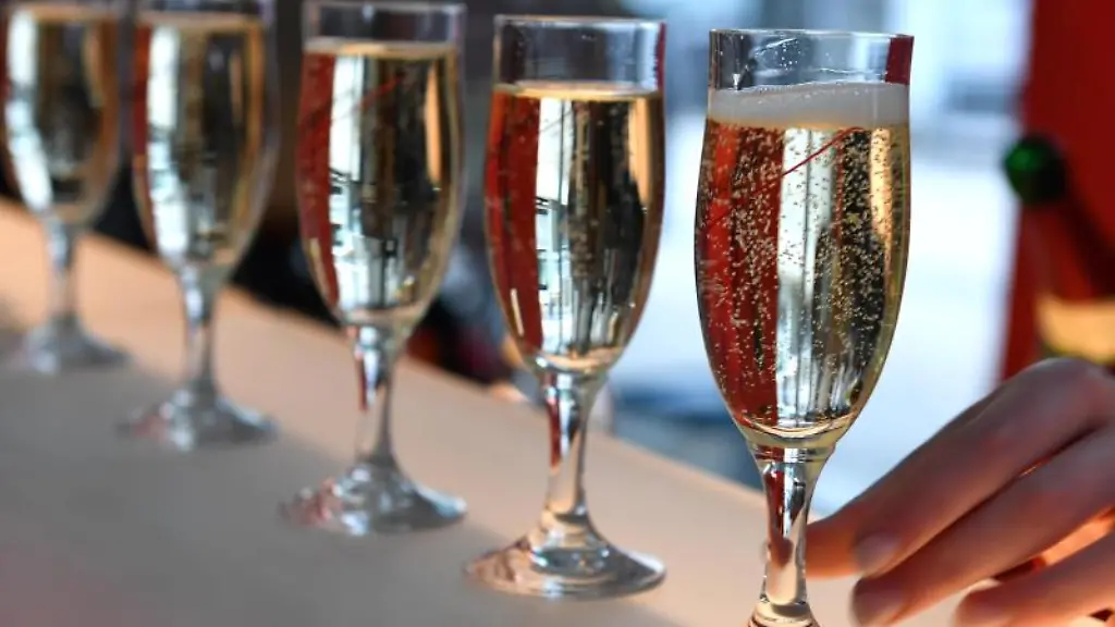 Fuenf-Sektglaeser-stehen-bei-einem-Sektempfang