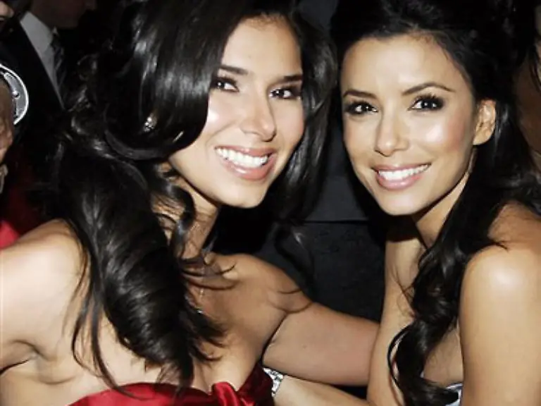 Eva-Longoria-mit-Roselyn-Sanchez-die-spaeter-auch-nochmal-auftauchen-wird