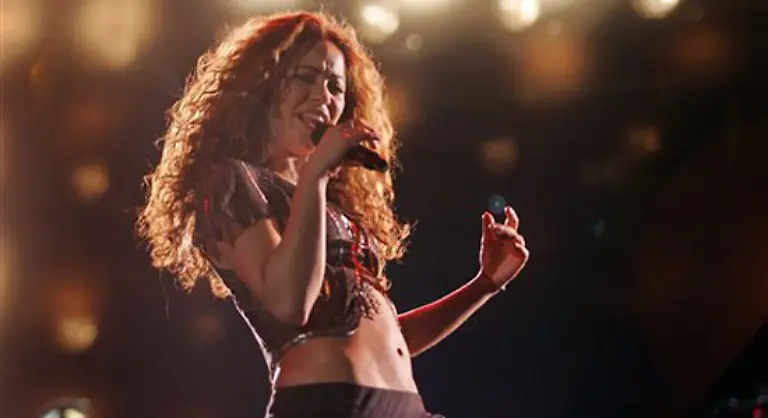 Shakira-auf-Platz-7-Nora-Jones-wuerde-es-ihrem-Freund-nicht-uebel-nehmen-wenn-er-mit-Shakira-30-eine-Nacht-verbringen-moechte-Da-der-Rest-der-Damen-Welt-nicht-so-viel-Verstaendnis-aufbringen-wird-hoeren-Sie-sich-doch-einfach-Beautiful-Liar-an