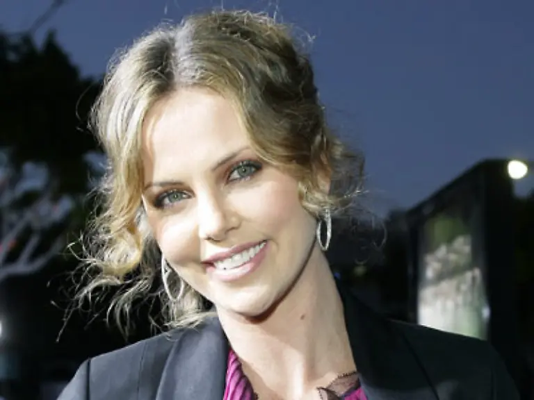 Charlize-Theron-Mit-der-deutschen-Staatsbuergerschaft-hat-es-bei-ihr-ja-nicht-geklappt-Dafuer-hat-Charlize-Theron-31-gute-Chancen-die-Hauptrolle-in-der-Verfilmung-von-Anna-Nicole-Smiths-Leben-zu-bekommen