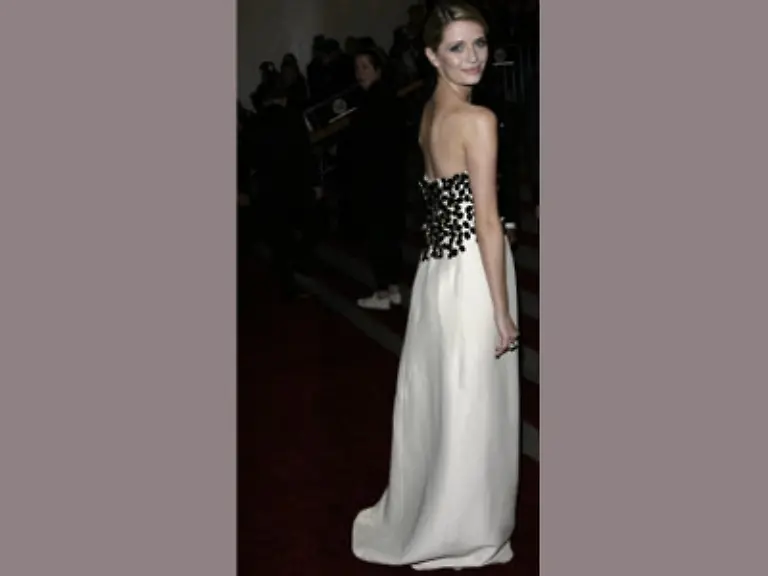 Seit-dem-24-Januar-darf-Mischa-Barton-in-den-USA-legal-Alkohol-konsumieren-Endlich-Denn-bis-zur-naechsten-Premierenparty-in-Europa-koennte-es-noch-dauern-Ihr-Film-Closing-The-Ring-hat-noch-keinen-Starttermin