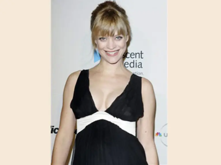 Heike-Makatsch-im-Januar-brachte-sie-Mieke-Ellen-zur-Welt-und-zaehlt-jetzt-also-in-der-Riege-der-sexy-Mamas-mit-Bald-ist-sie-als-Hildegard-Knef-im-Kino