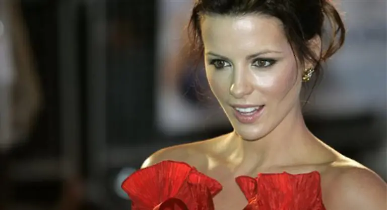 Abgefallen-von-28-auf-43-Zuletzt-zeigte-Kate-Beckinsale-33-als-Vampirin-Selene-in-Underworld-Evolution-die-Zaehne-Im-August-soll-ihr-neuer-Film-Vacancy-ein-Thriller-mit-Luke-Wilson-in-unsere-Kinos-kommen