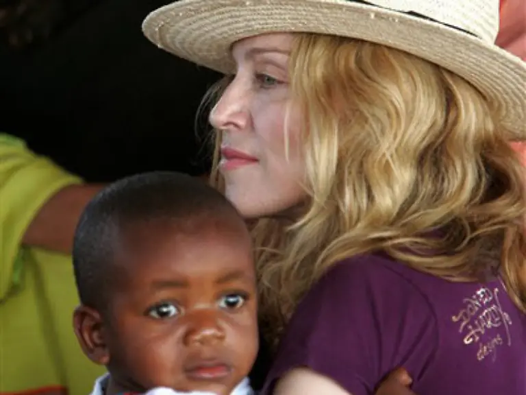 In-letzter-Zeit-macht-sie-eher-Schlagzeilen-wegen-ihrer-Adoptionen-und-ihrer-angeblich-maroden-Ehe