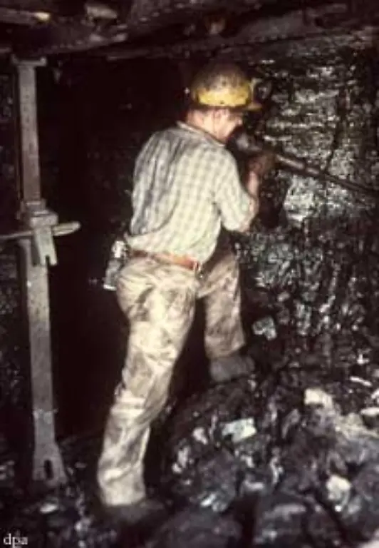 Nach-Angaben-des-Gesamtverbands-des-Deutschen-Steinkohlebergbaus-waren-1957-rund-607-000-Bergleute-in-knapp-150-Zechen-beschaeftigt