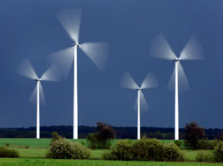 Bei-grossen-Windgeschwindigkeiten-produzieren-Windraeder-mehr-Energie-als-verbraucht-wird-Bei-Windstille-dagegen-wird-gar-keine-Energie-erzeugt