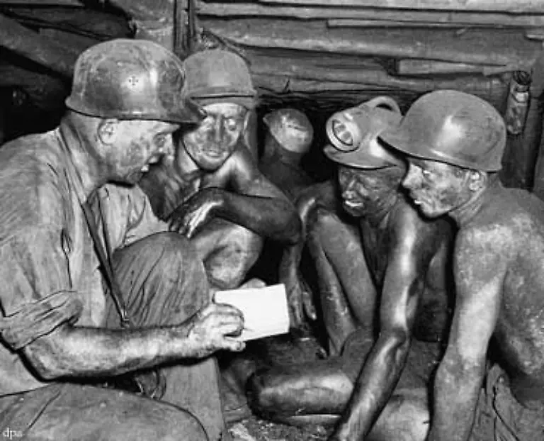 Auch-im-saechsischen-Zwickau-holten-Bergleute-das-schwarze-Gold-zum-Aufbau-des-Sozialismus-aus-der-Erde