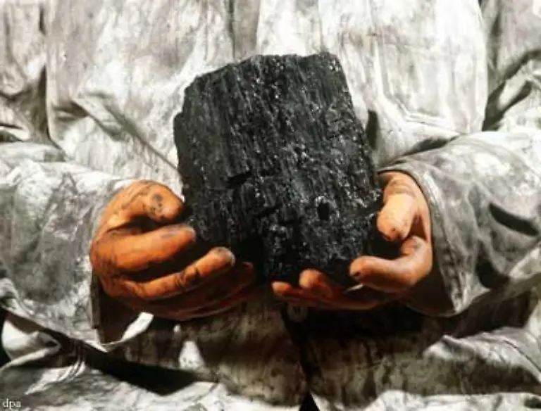 Ende-2006-waren-noch-acht-Zechen-sieben-in-Nordrhein-Westfalen-und-eine-im-Saarland-mit-knapp-33-000-Bergleuten-in-Betrieb