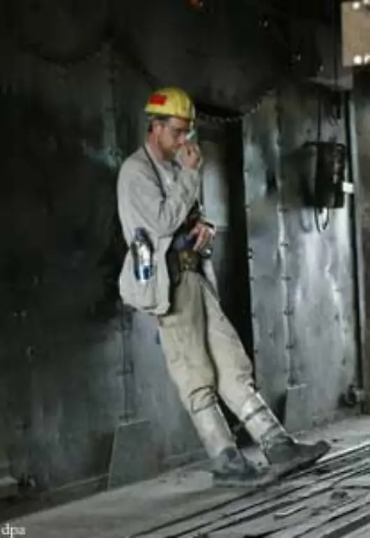 Von-diesem-Geld-flossen-900-Millionen-Euro-in-die-Loehne-und-Gehaelter-der-rund-33-000-Beschaeftigten-1-3-Milliarden-Euro-in-Steuern-Sozialabgaben-und-sonstige-Leistungen