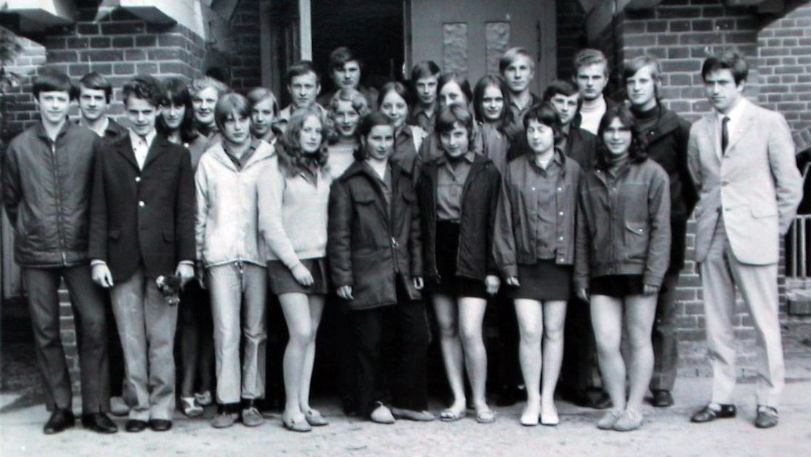 Angela Kasner (2. Reihe, Mitte, leicht verdeckt) mit ihren Schulfreunden aus der 10. Klasse der Polytechnischen Oberschule Templin (Brandenburg). Das junge Mädchen von 1971 heißt heute Angela Merkel und ist Bundeskanzlerin.
