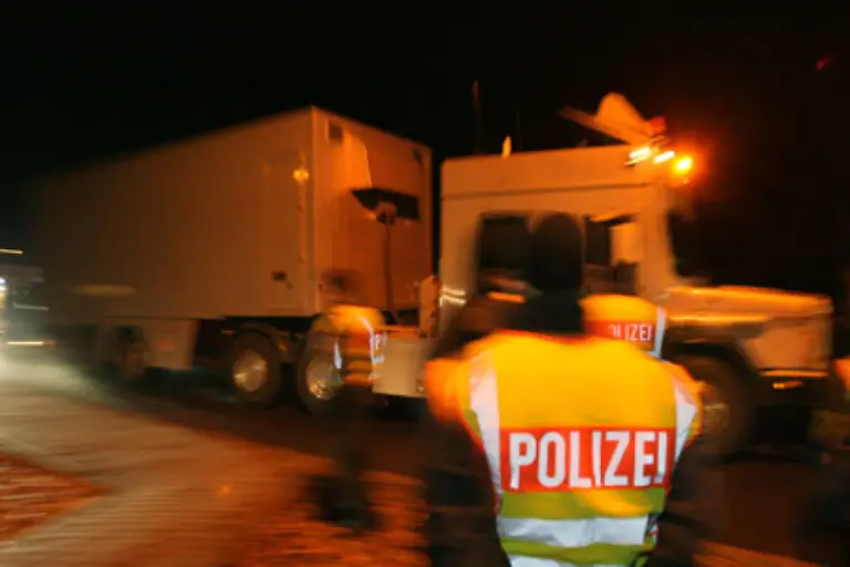 die-Kernbrennstoffe-Uran-und-Plutonium-hier-nur-schlecht-zu-erkennen-weil-der-LKW-so-schnell-faehrt