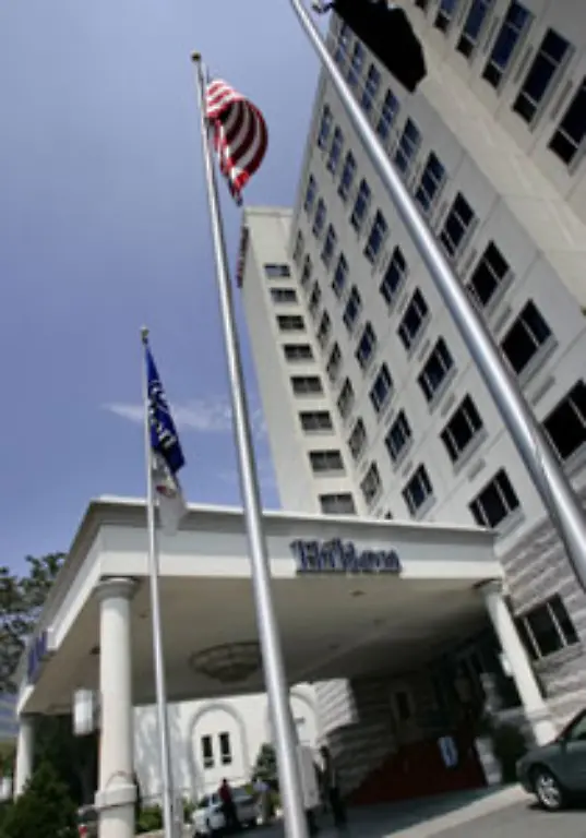 die-weltweit-groesste-Hotelkette-Seit-Ende-des-Jahres-2005-gehoeren-der-groessere-US-amerikanische-und-der-kleinere-britische-Teil-der-Hilton-Hotels-wieder-zusammen