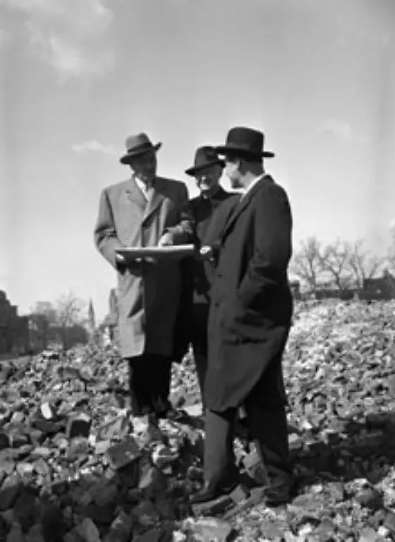 April-1955-Hier-stehen-Conrad-Hilton-sein-Sekretaer-Joseph-Binns-Mitte-und-Hilton-Vizechef-John-Hauser-dort-wo-bald-das-legendaere-Berliner-Hilton-in-der-Budapester-Strasse-in-Schoeneberg-entstehen-soll