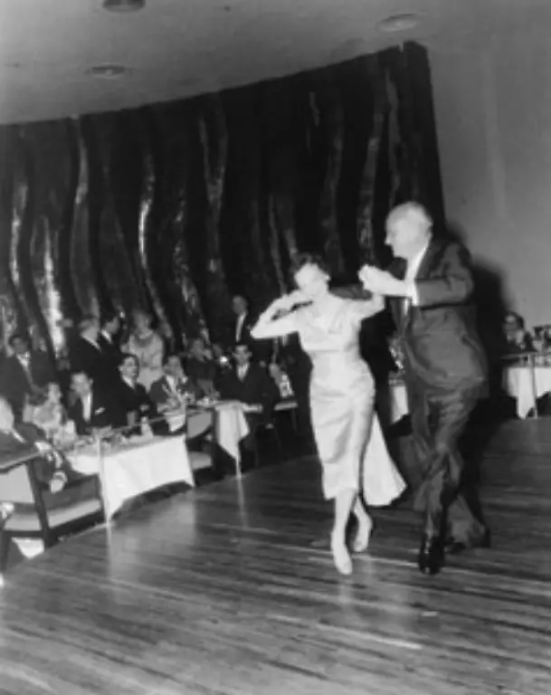 Maerz-1958-Noch-ist-Havanna-ein-Standort-in-den-es-sich-zu-investieren-lohnt-Conrad-Hilton-tanzt-mit-seiner-Schwester-Rose-Marie-Carpenter-bei-der-Eroeffnung-seines-Hotels-in-der-kubanischen-Hauptstadt