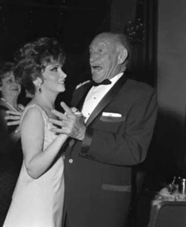 Kein-Grund-zu-erschrecken-Der-Tanz-geht-weiter-hier-mit-der-Schauspielerin-Gina-Lollobrigida-anlaesslich-der-Galaeroeffnung-des-neuen-Hilton-Hotels-in-Paris-im-April-1966