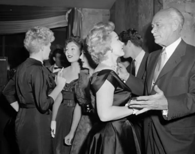 Dezember-1953-Das-tanzende-Paar-ist-bereits-geschieden-Zsa-Zsa-feiert-mit-Magda-und-Eva-Gabor-ein-Buehnenengagement-mit-drei-Schwestern-Die-Familie-Hilton-ist-umgeben-von-Stars-und-Sternchen