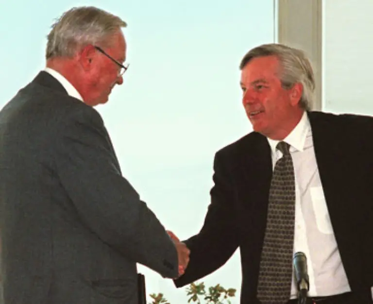 Und-was-wird-nun-aus-dem-grossen-Namen-Hilton-1996-hat-Barron-Hilton-den-Geschaeftsfuehrerposten-an-Stephen-F-Bollenbach-uebergeben-Zum-ersten-Mal-in-der-Geschichte-des-Hilton-ging-die-Leitung-des-Familienunternehmens-in-fremde-Haende-ueber